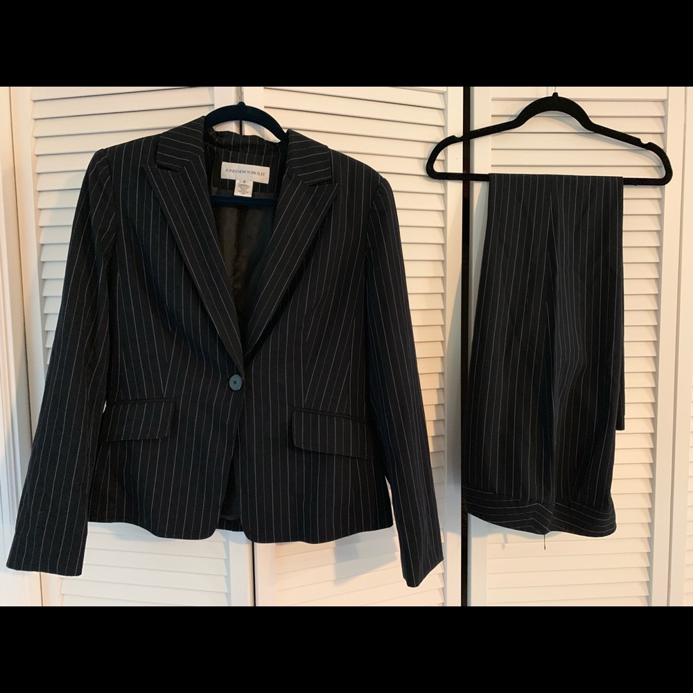 Jones New York suit size 6 black w/blue pinstripes